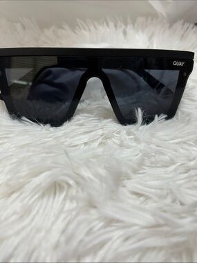 QUAY Hindsight Oversized Unisex Black Sunglasses/Matte Black Bar